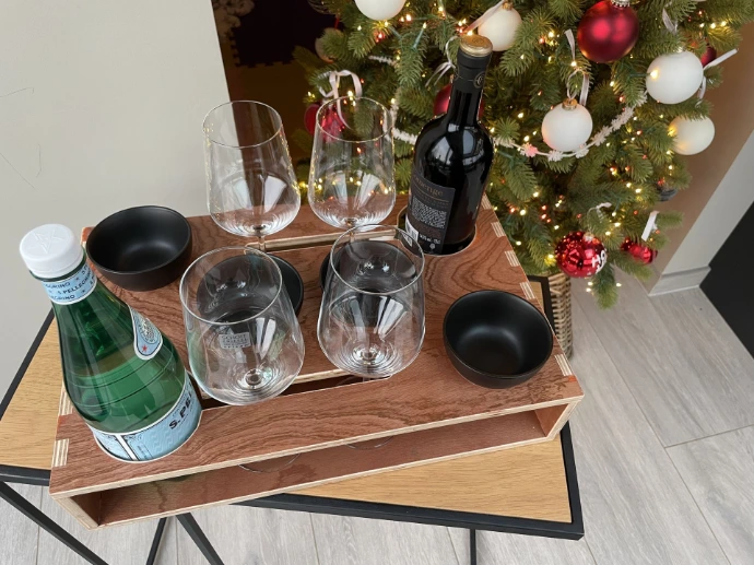 Dienblad met uitsparingen voor glazen en flessen