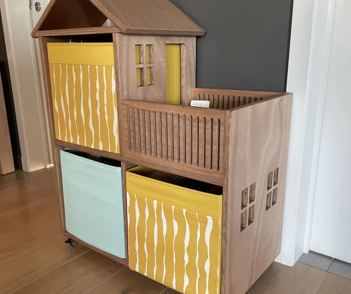 Poppenhuis met opbergfunctie